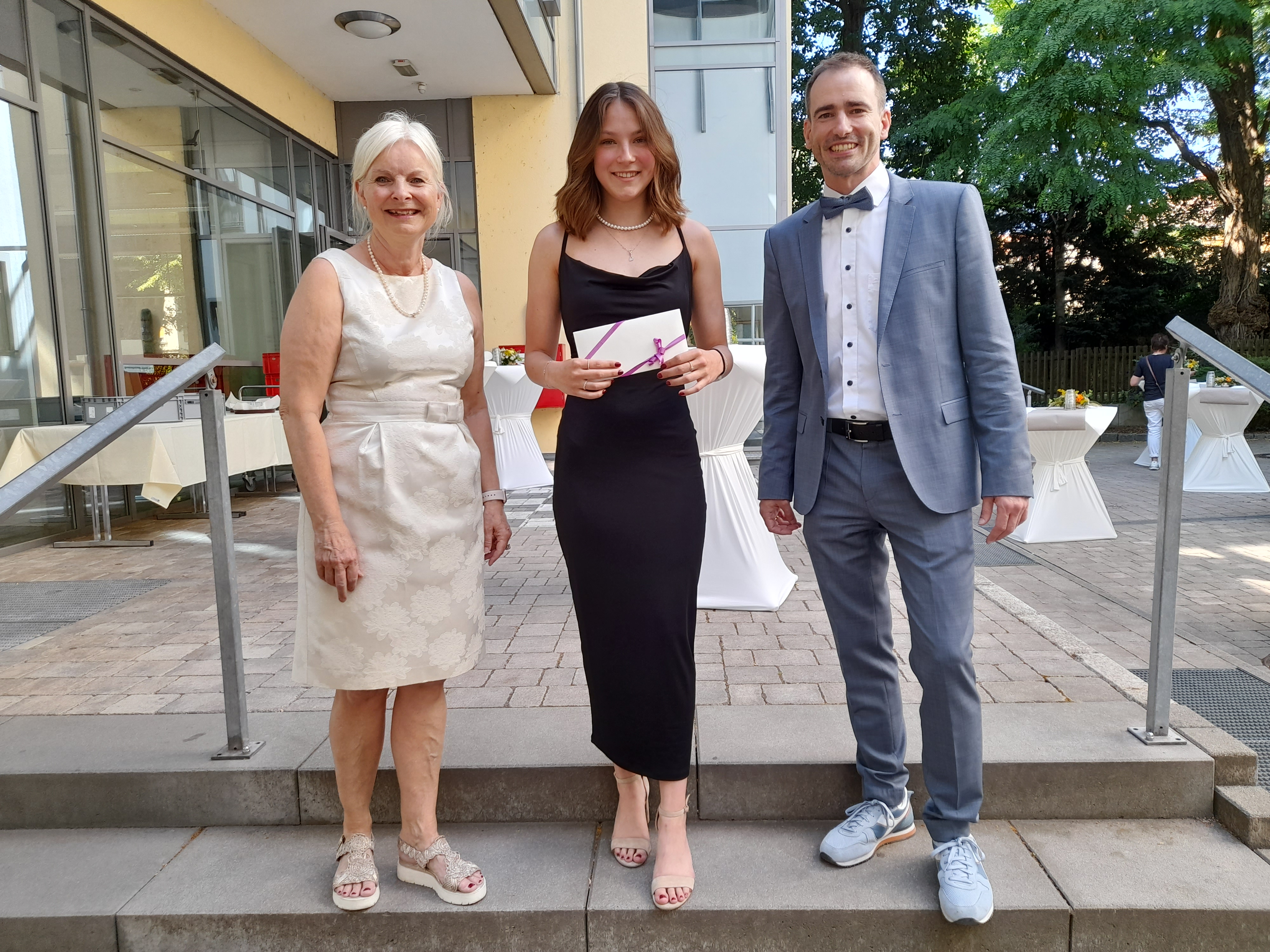 Die Jahrgangsbeste Yoko Hame mit der stellvertretenden Schulleiterin, Frau Gerlinde Pernul und dem Schulleiter, Herr Tobias Neumeier